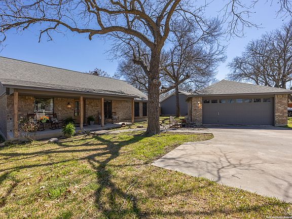 2nd image of 105 Cibolo Crossing Dr.