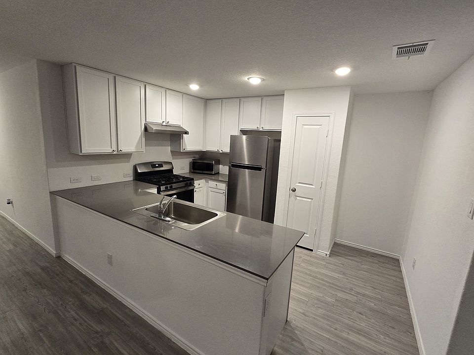1st image of 6714 Carlton Crst
