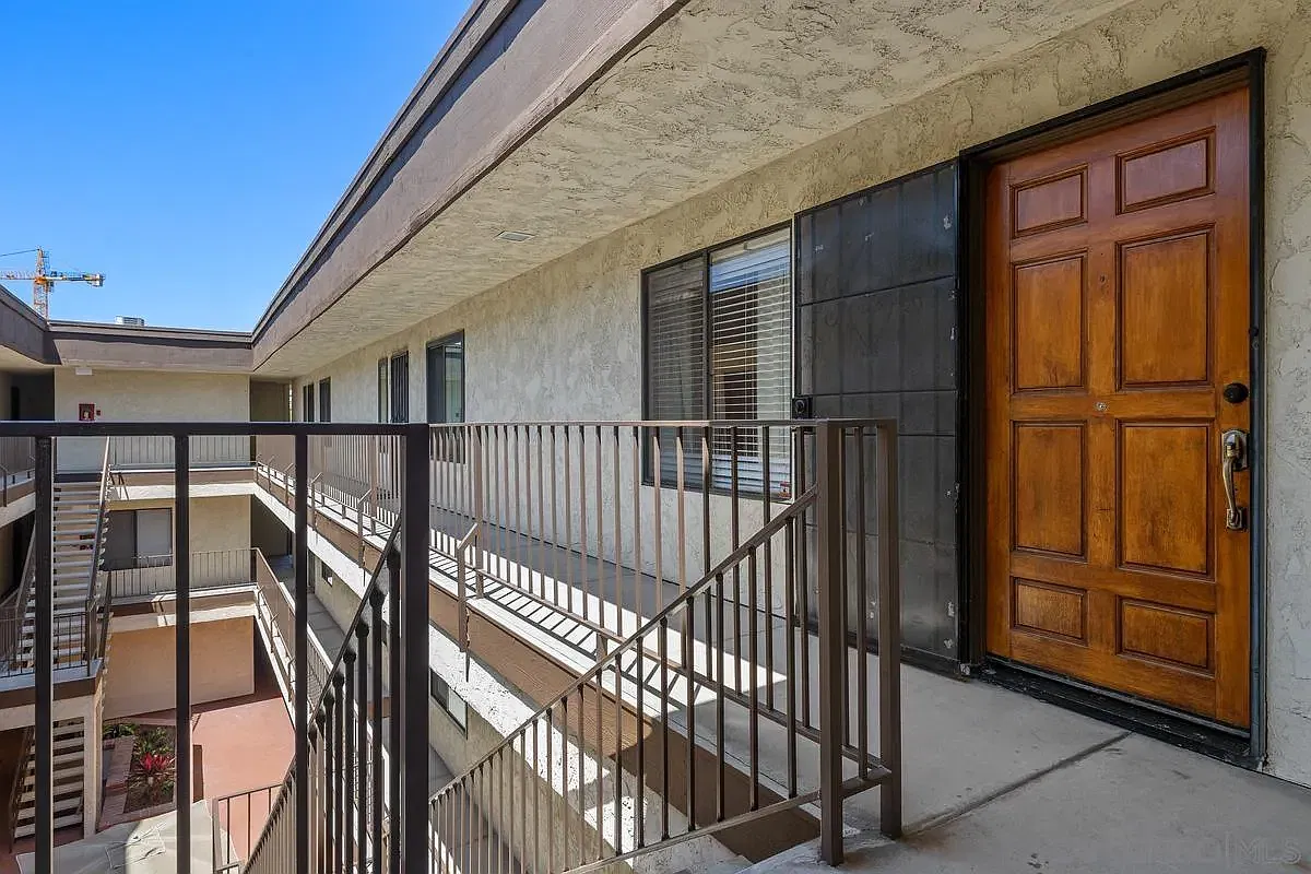 2 bed, 2.0 bath, 897 sqft, $2,600 — Photo 2