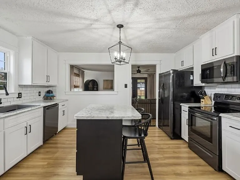 18 Crescent Blvd — Photo 8