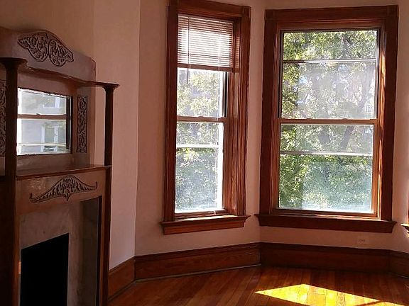 3rd image of 839 N Damen Ave #3