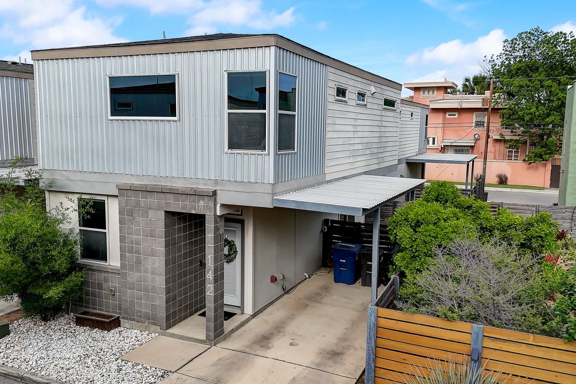E Myrtle St-001