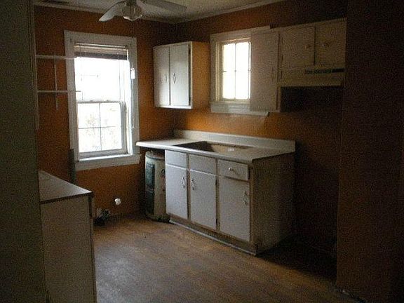4th image of 615 E Waldburg St