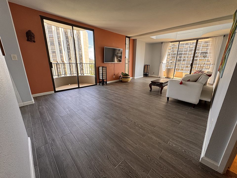 Living Room with two lanais (smaller facing East DH , larger facing South, peek-a-boo ocean view
