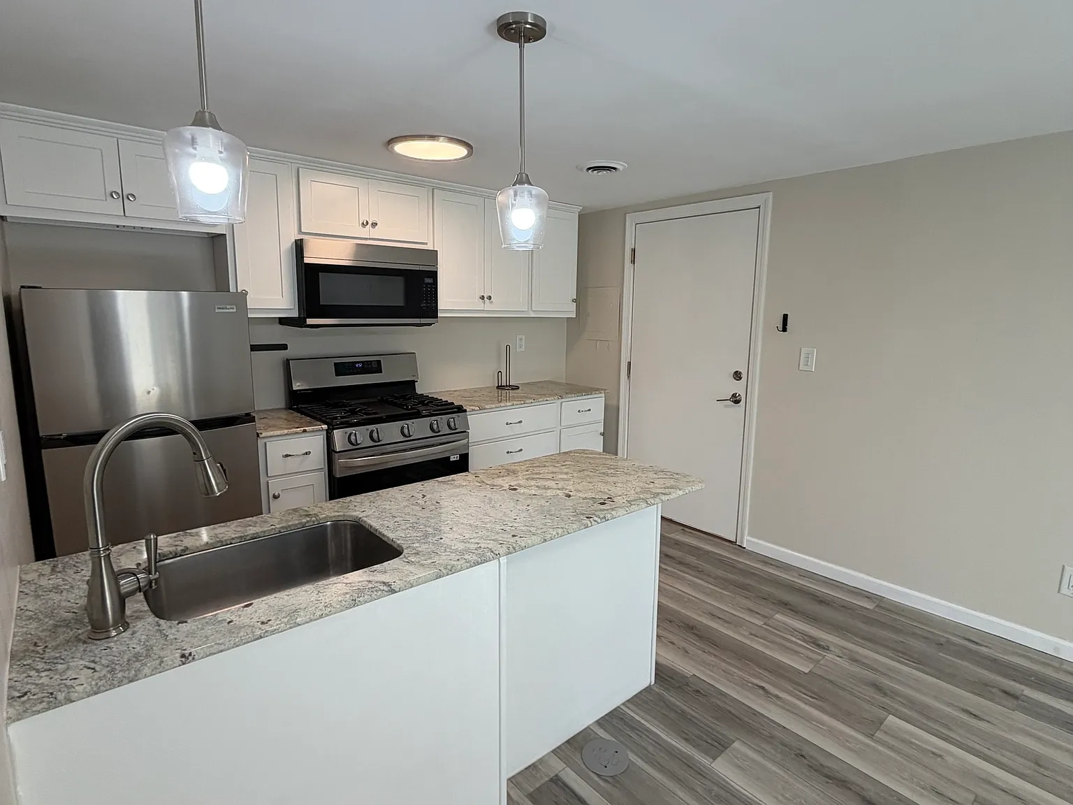 2 bed, 1.0 bath, 6147 sqft, $2,050 — Photo 3