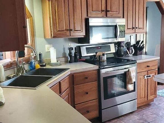 5th image of 18 Bradford Dr