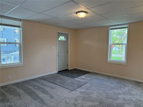 208 W 1st St, Uhrichsville, OH 44683