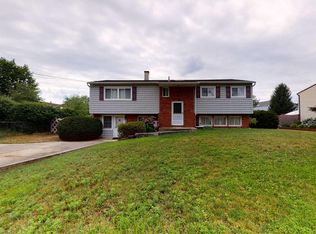 8 Vicksburg Dr, Holbrook, NY 11741