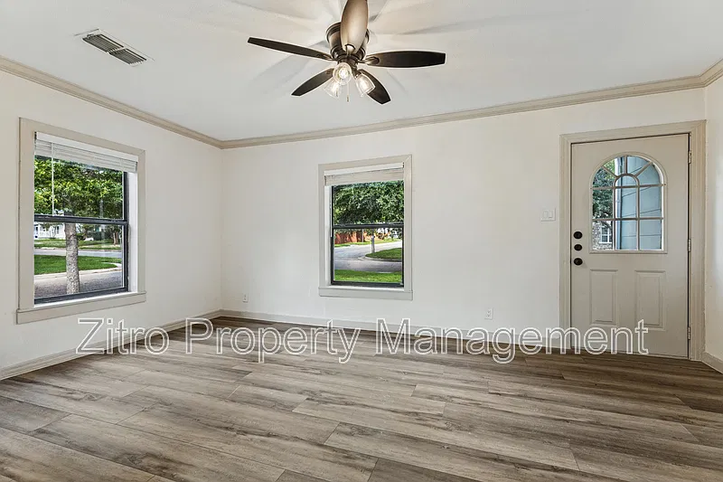3 bed, 1.0 bath, 790 sqft, $1,800 — Photo 3