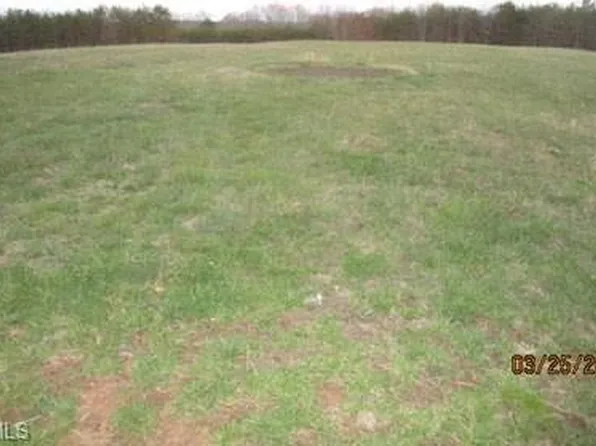 1055 Hunter Creek Rd, Walnut Cove, NC 27052