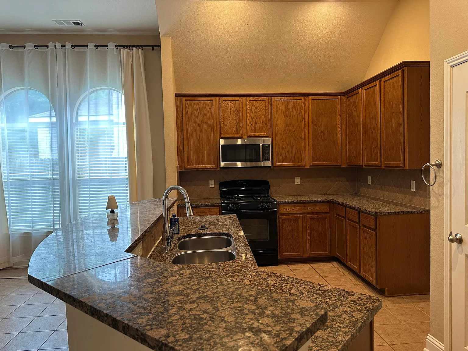 3 bed, 1822 sqft, $2,295 — Photo 4
