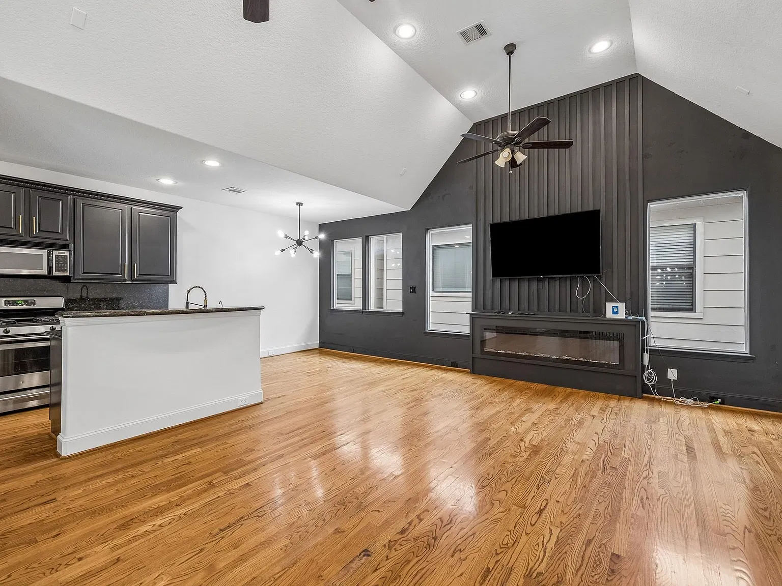 3 bed, 2.5 bath, 1668 sqft, $2,500 — Photo 2