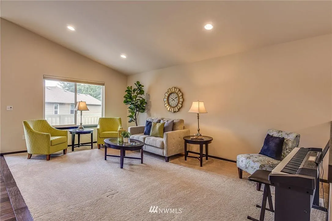 4 bed, 1923 sqft, $3,300 — Photo 2