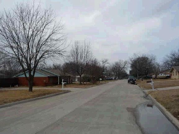 3rd image of 200 E Willow Ln