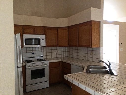 5th image of 1727 Leatherleaf Dr