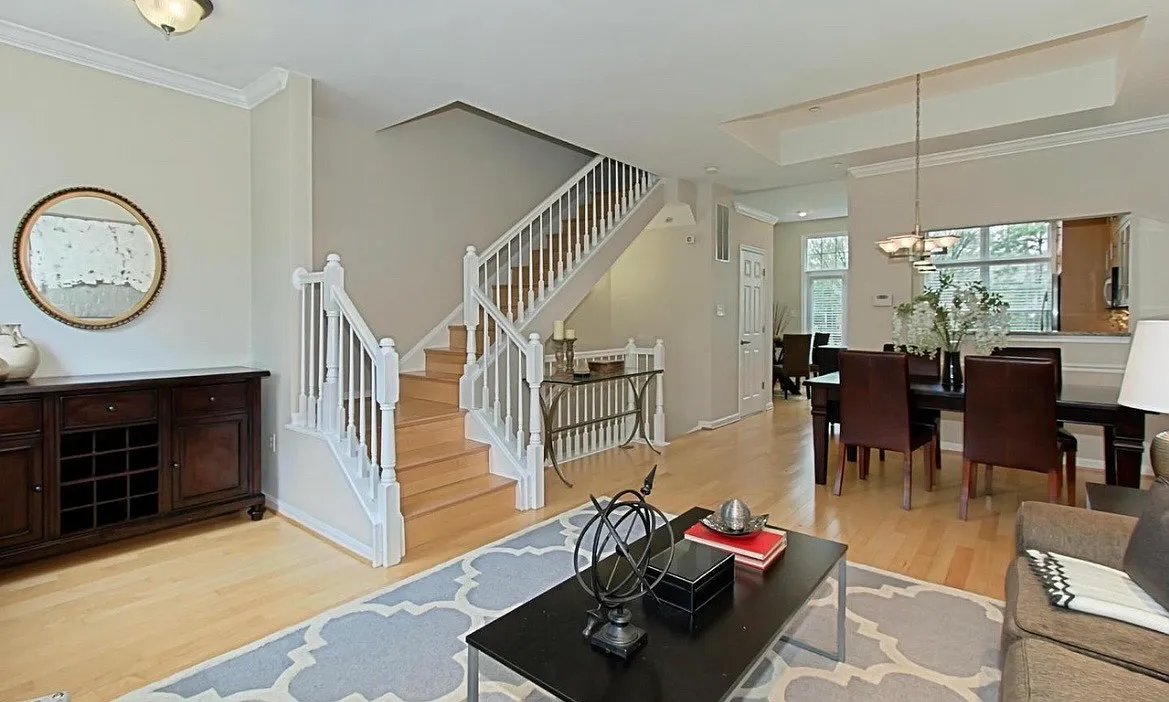 3 bed, 1984 sqft, $5,800 — Photo 2