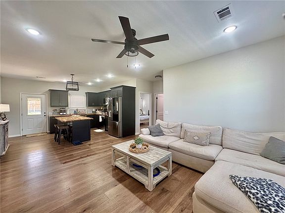 4th image of 1105 Marina Rd