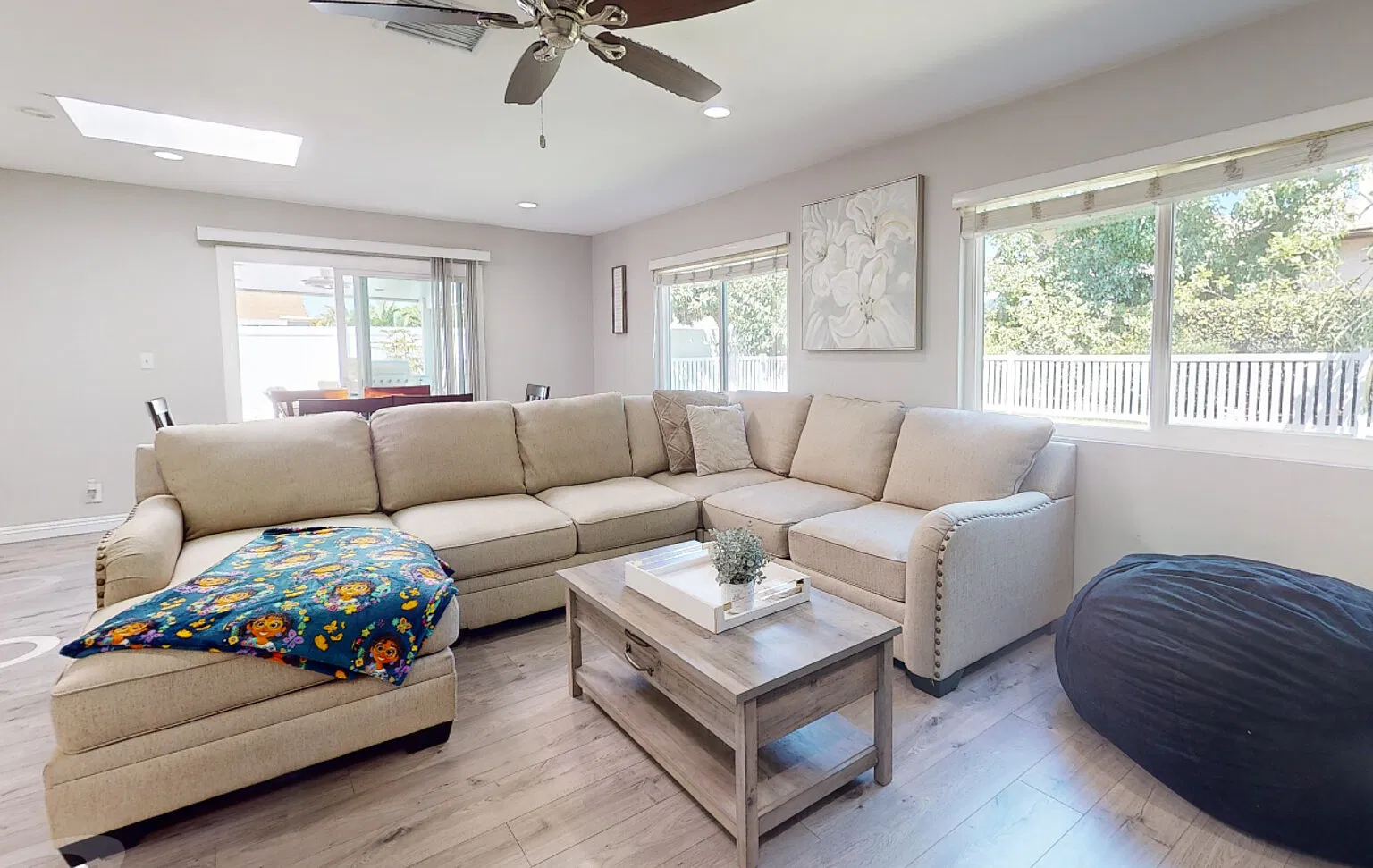 Family Oasis: Modern & Cozy Pet-Friendly Home — Photo 4
