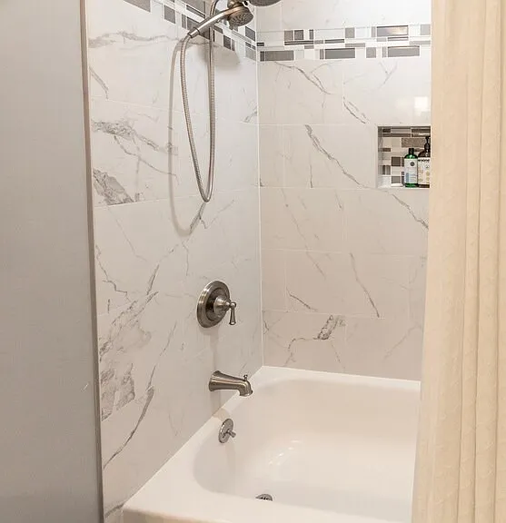 Full bathroom in the 2nd bedroom