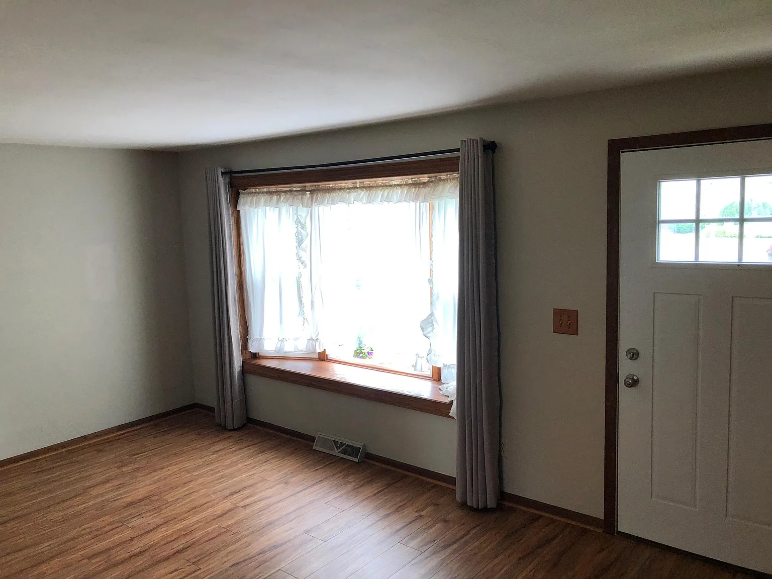 3 bed, 1578 sqft, $2,390 — Photo 3