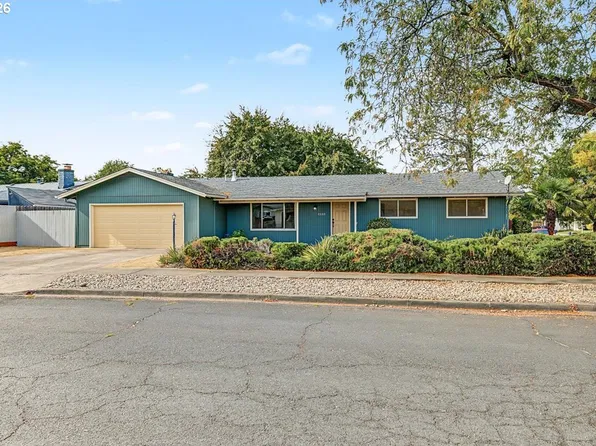 2225 Arctic Cir, Medford, OR 97504