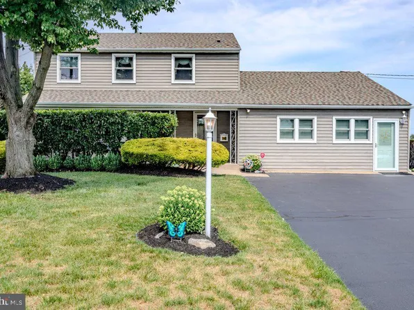 2 Bellows Ln, Cherry Hill, NJ 08002