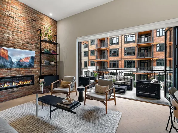 427 Lampson St #207, Esquimalt, BC V9A 5Y6