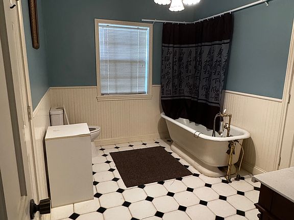 shared bathroom for Blue and Green bedroom