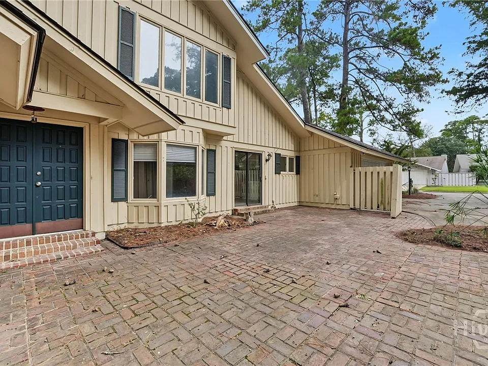 11 Village Green Cir