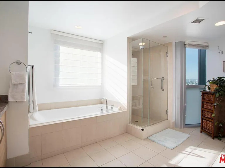 Marina Pointe Dr — Photo 9