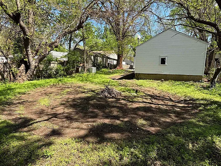 1703 N Valley Ave — Photo 33