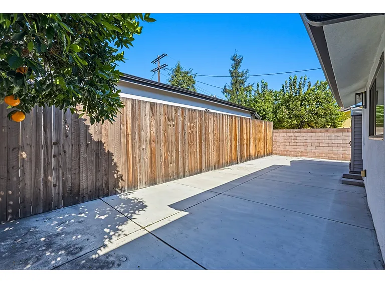 4635 Kraft Ave — Photo 38