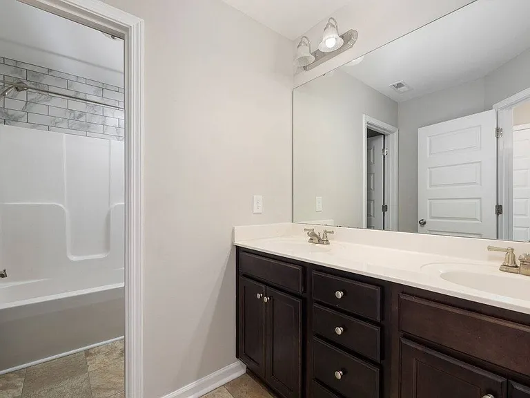 135 Fairview St — Photo 4