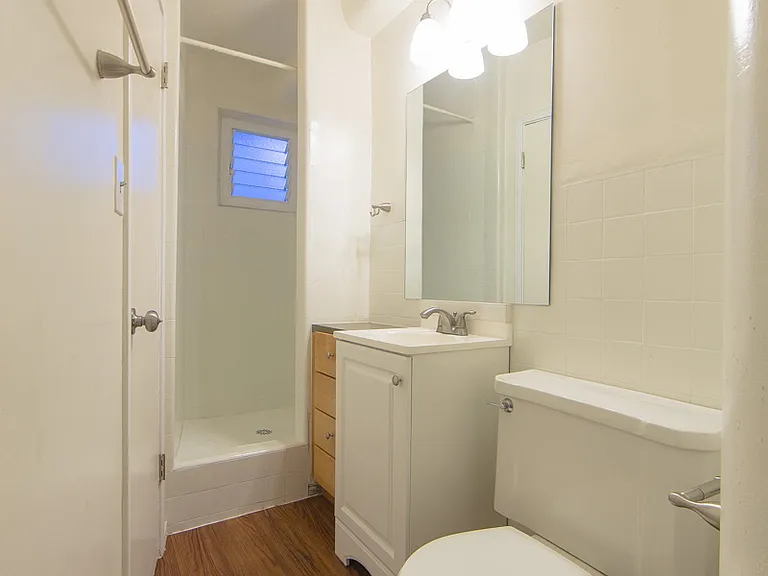 Moana Vista Studio Full Bathroom
