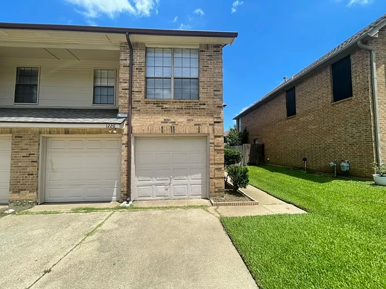 1226 W Hudgins St — Photo 2