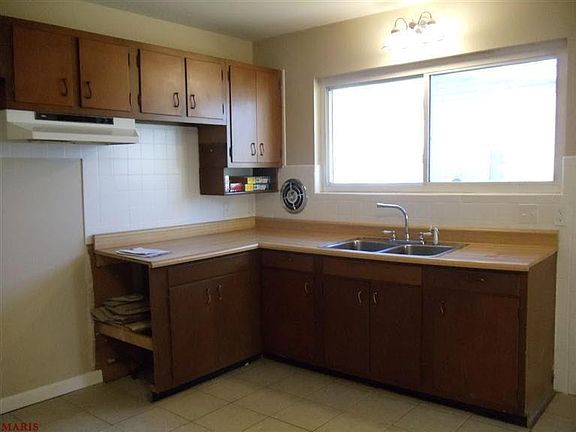 3rd image of 800 Lilac Dr