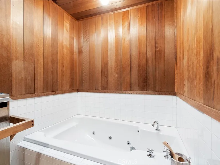 1447 N Kings Rd — Photo 21