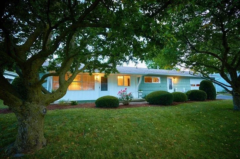 2105 W Bradford St photo 1