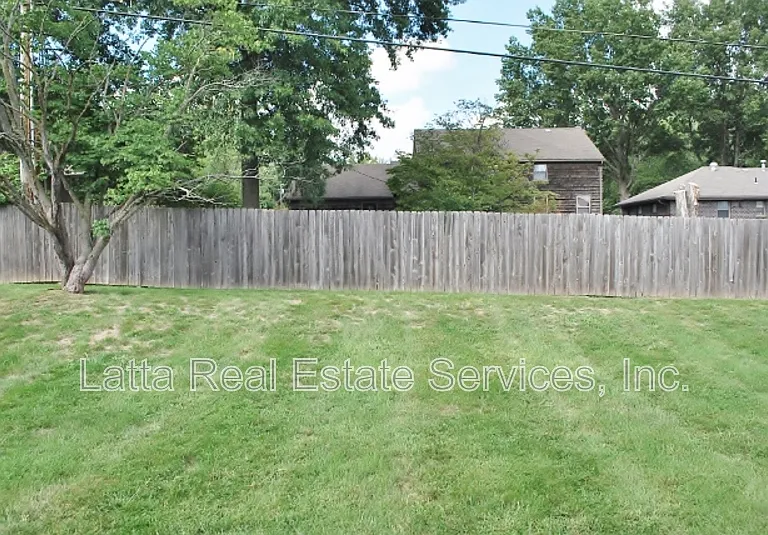 415 SW Joy Ct — Photo 3