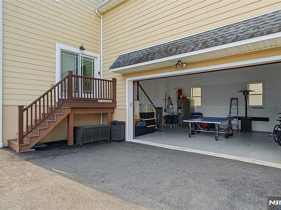 5th image of 1077 Anderson Ave