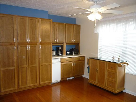 3rd image of 3076 N Armory Dr