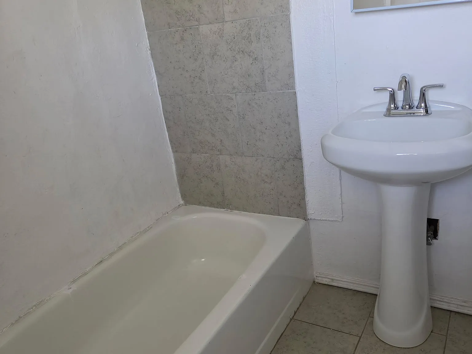 2 bed, $1,000 — Photo 2