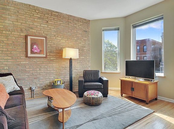 3rd image of 2056 W Augusta Blvd APT 2A