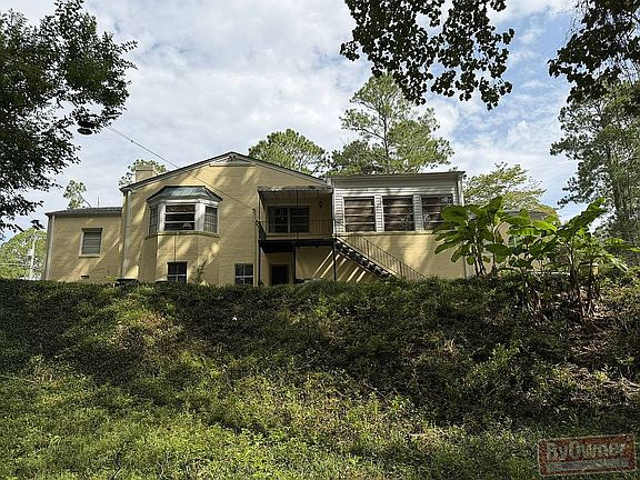 3rd image of 608 College St
