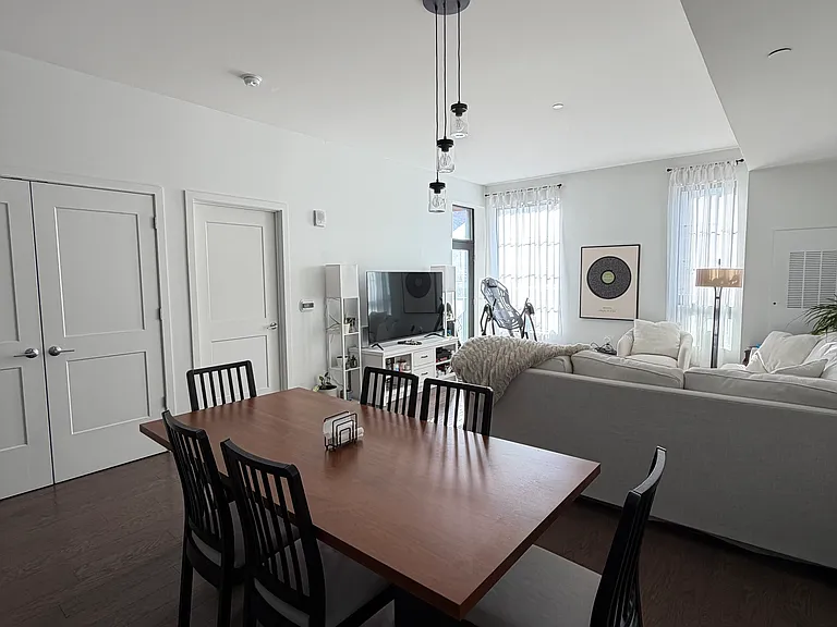 2635 Penn Ave #216 — Photo 5