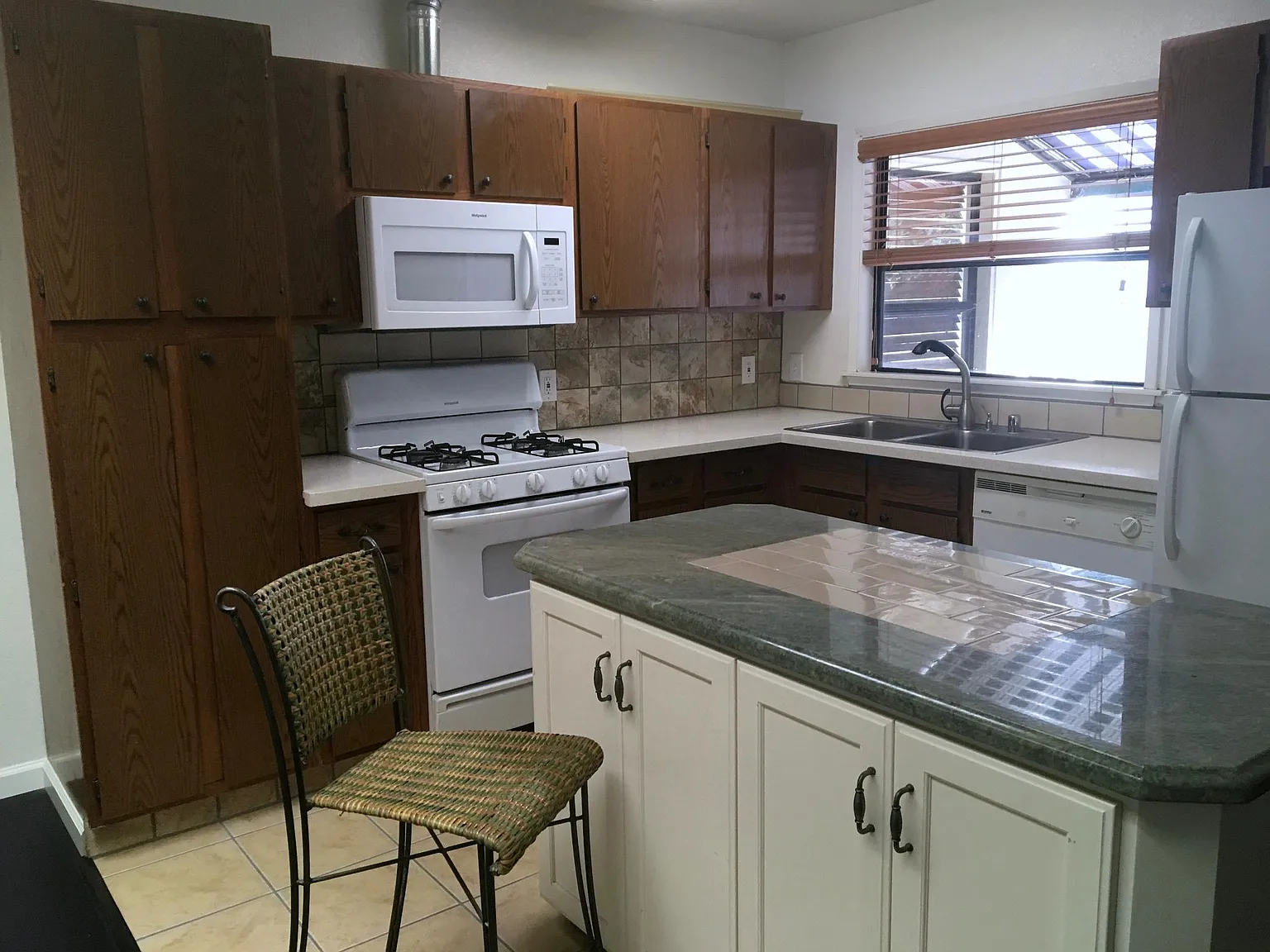 512 Monterey Ave — Photo 3
