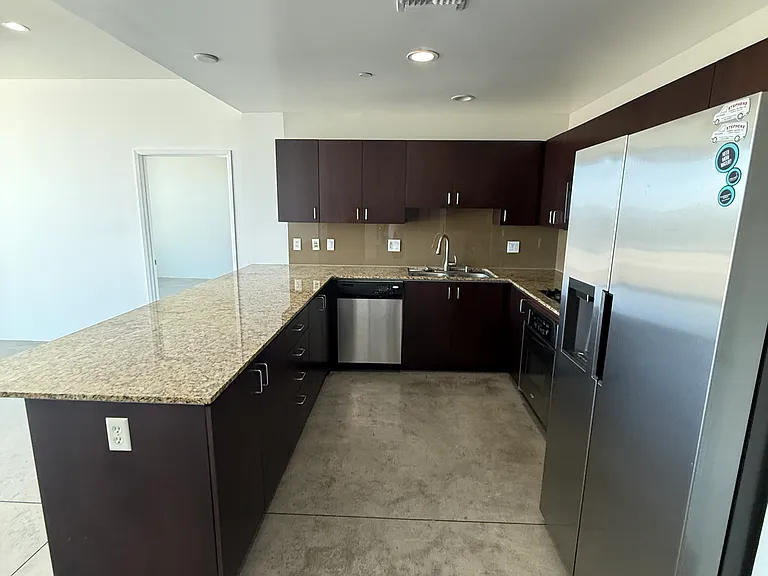 285 W 6th St #525 — Photo 33