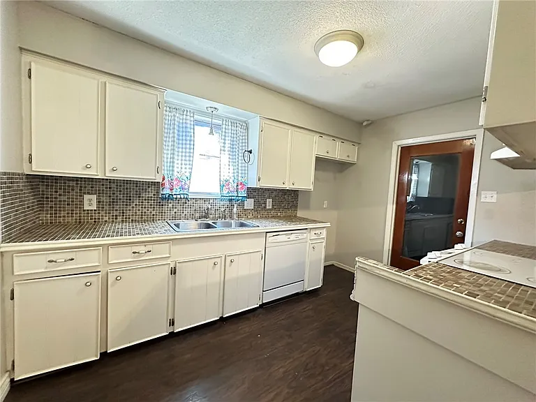 2114 Saint Charles Dr — Photo 6