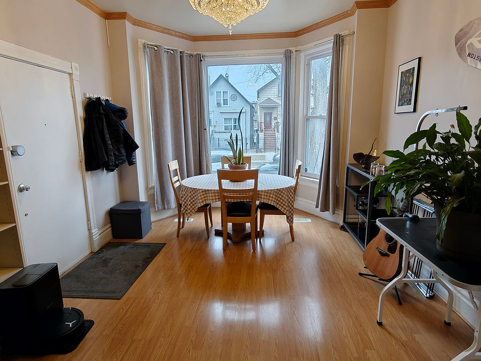 Dining room with bay windows