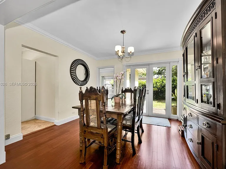 829 Medina Ave — Photo 7
